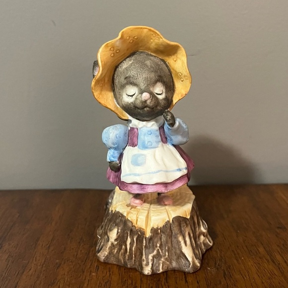 Norcross vintage handcrafted fine porcelain bisque figurine by Seymour Mann. - Picture 1 of 8